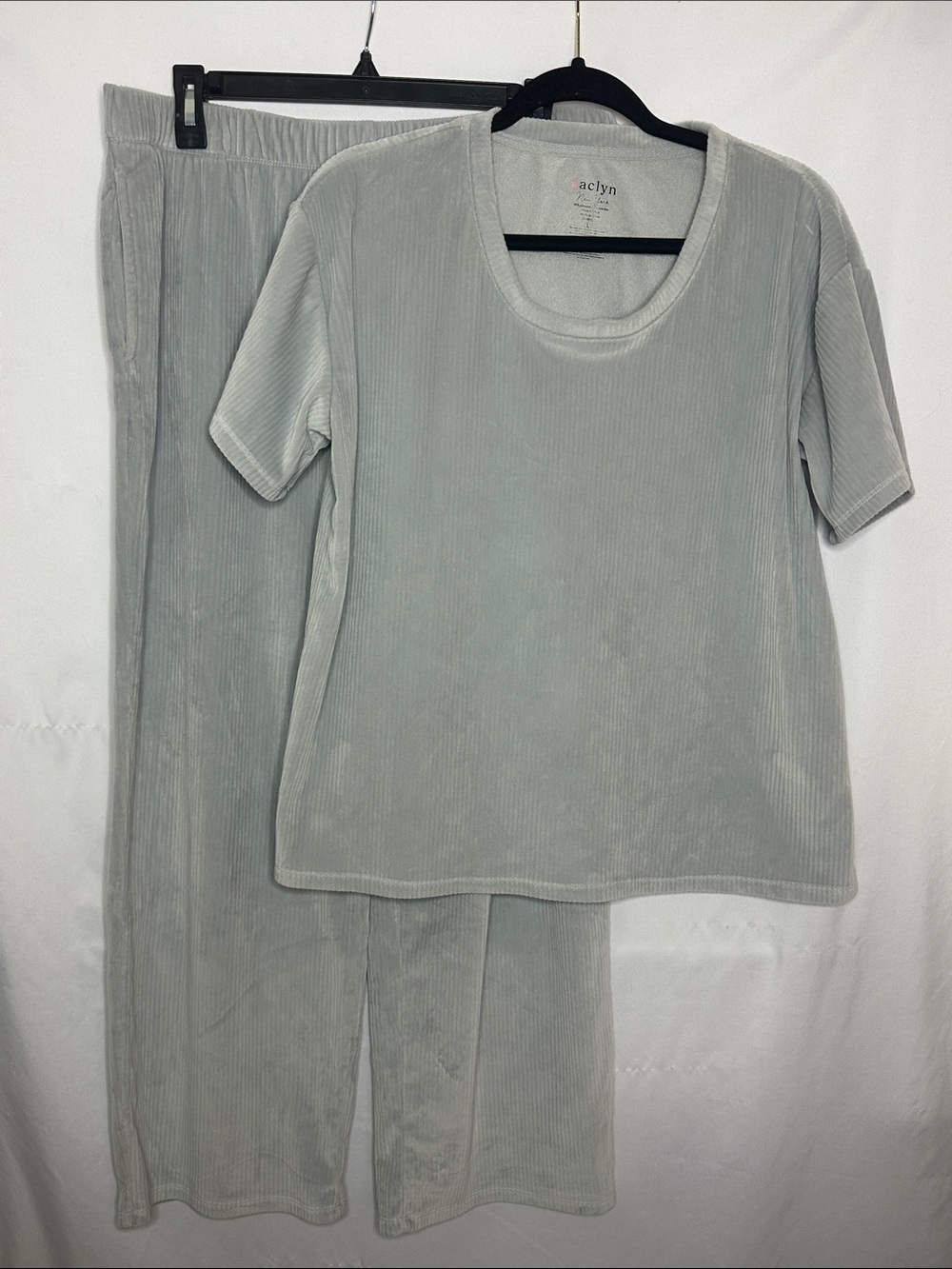 JACLYN NEW YORK | Light Gray Plush Ribbed Pajama Lounge Set - Top & Pants